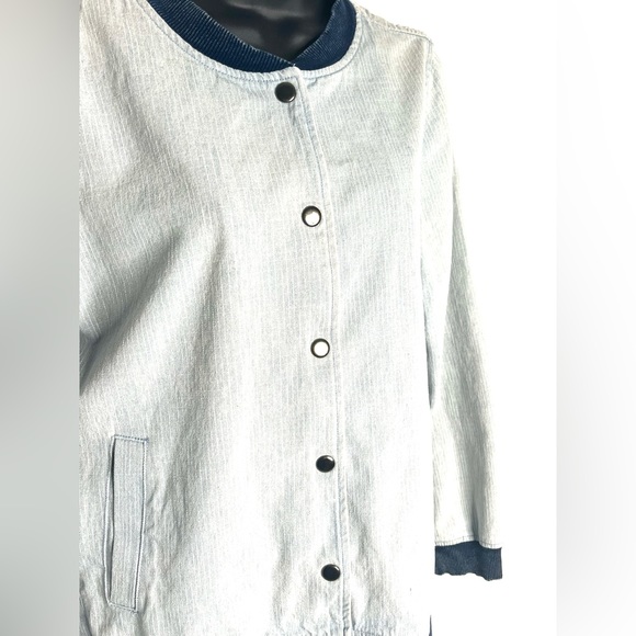 Le Lis 100% Cotton Two-Toned ButtonDown Jean Jacket with Pockets - Picture 4 of 7